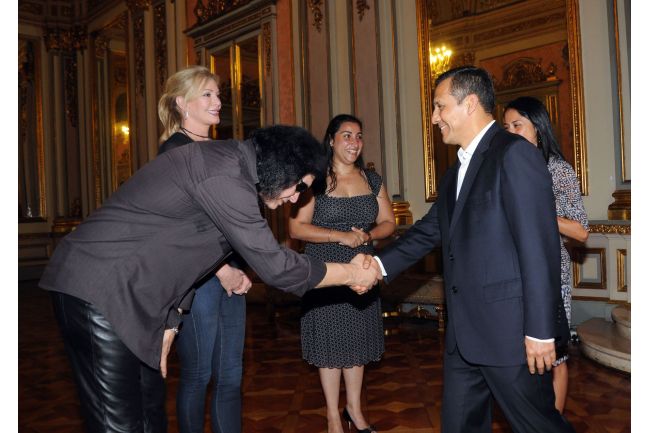 Simmons and his wife Shannon Tweed at the Government Palace in Lima