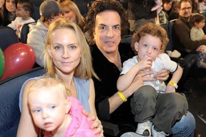 paul-stanley-with-his-wife-456-081011