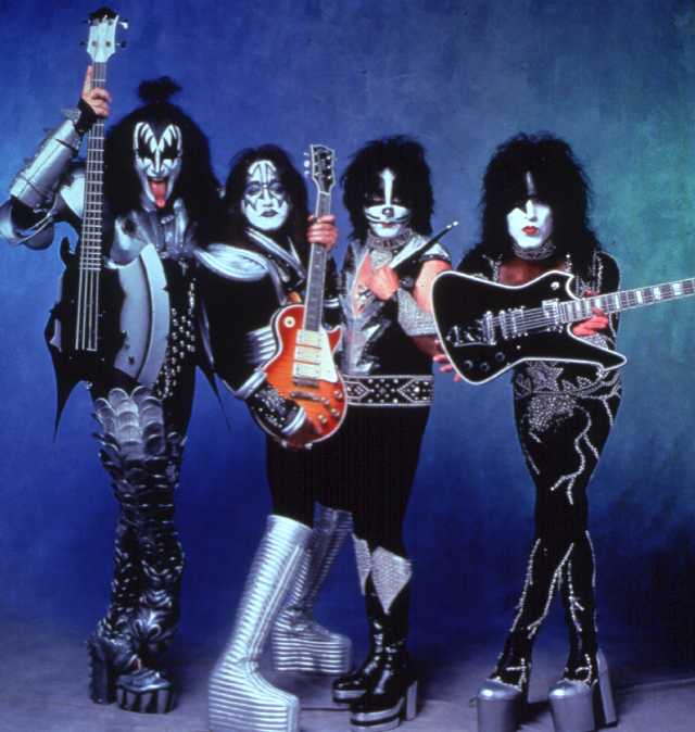 kiss domino