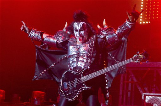 britain-kiss-performa_repsjpg