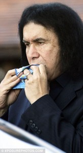 article-2273113-1754E15F000005DC-297_306x560