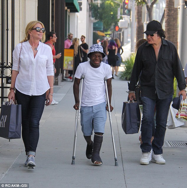 3569FB6800000578-3647679-Having_a_great_day_The_group_enjoyed_a_lunch_at_The_Cheesecake_F-m-10_1466219942246