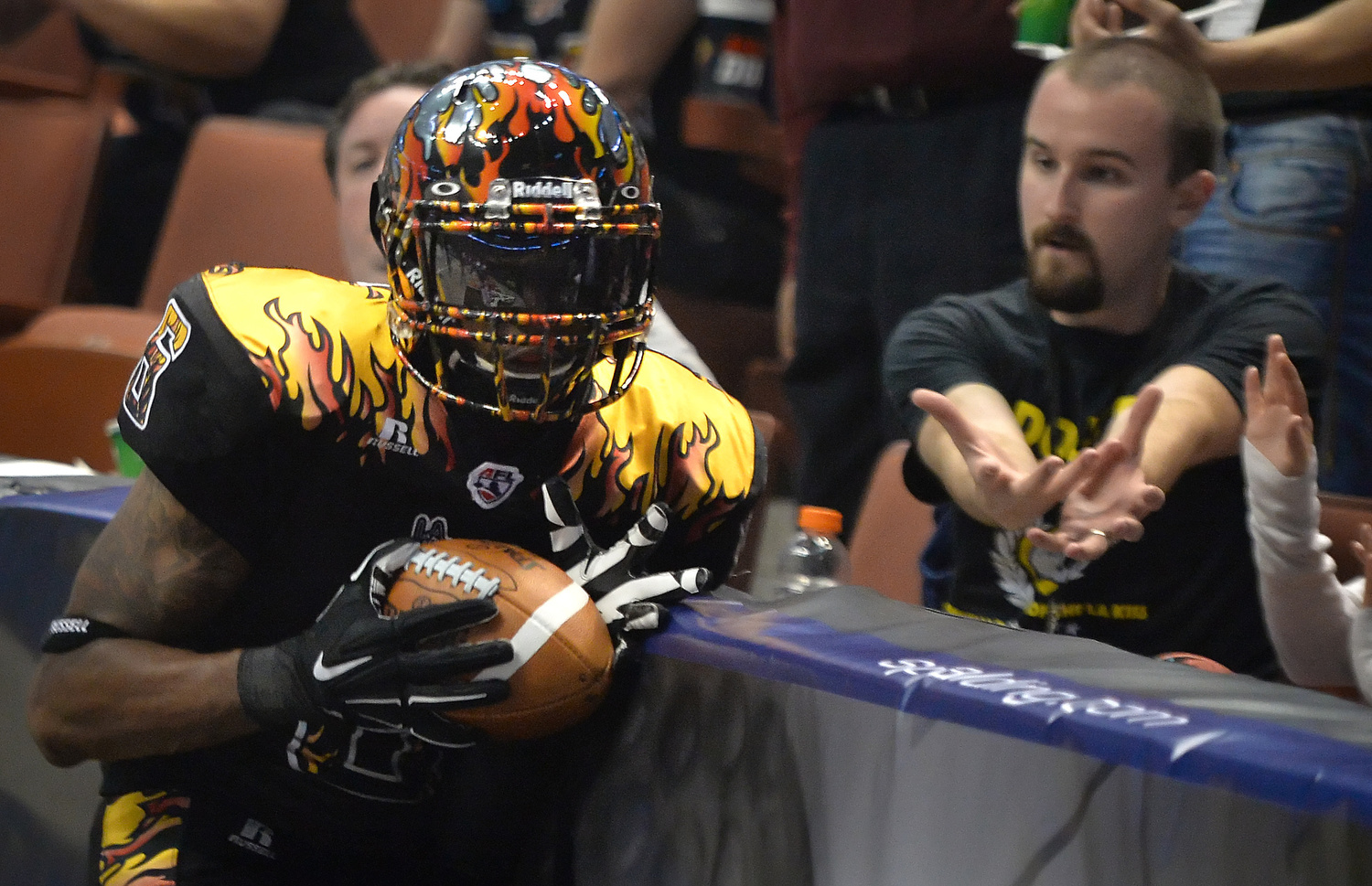LA KissÕ Thyron Lewis catches a pass as a fan reaches out in case he missed during an arena football game against the Las Vegas Outlaws at the Honda Center. STEVEN GEORGES, CONTRIBUTING PHOTOGRAPHER ///ADDITIONAL INFORMATION: LA Kiss vs. Las Vegas Outlaws arena football at the Honda Center. 7/25/15 Slug: LAKiss.0412